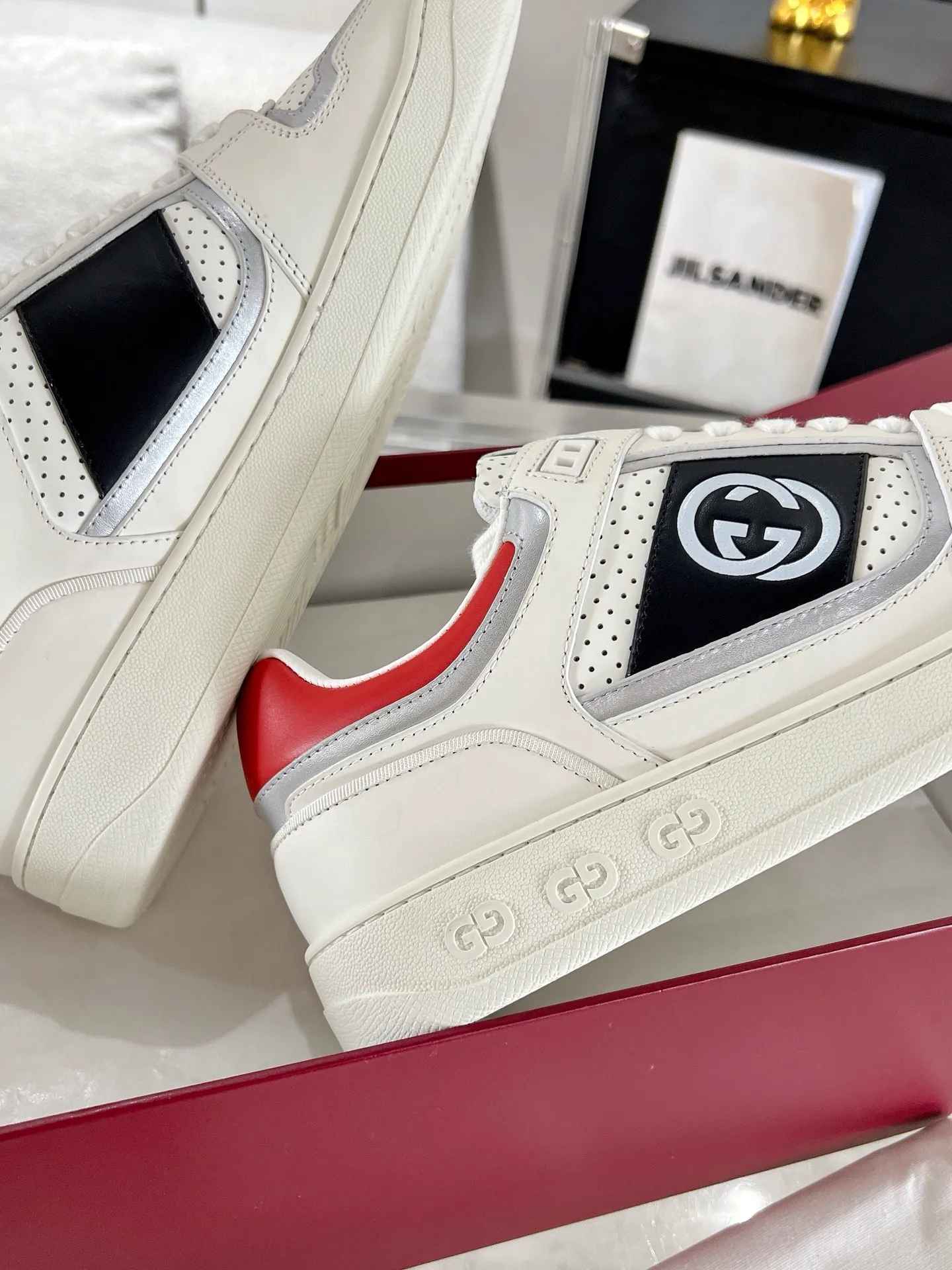 👟👟Ex-factory price 700👟👟 The latest casual sneakers for couples in white shoes❗️❗️ Original purchase, development and production. The sneakers are inspired by the classic sneakers of the 1970s, and the name is taken from the defensive movements in sports. This accessory is crafted from white leather, with an interlocking Double G stripe webbing embellished on the side, and the Gucci retro logo embellished on the shoe body. Original imported first-layer cowhide. Original custom-made soft sheepskin lining. Original open-molded TPU outsole. Bottom thickness: 2.5CM. Size: 35-44 (45 is custom-made and cannot be returned or exchanged)